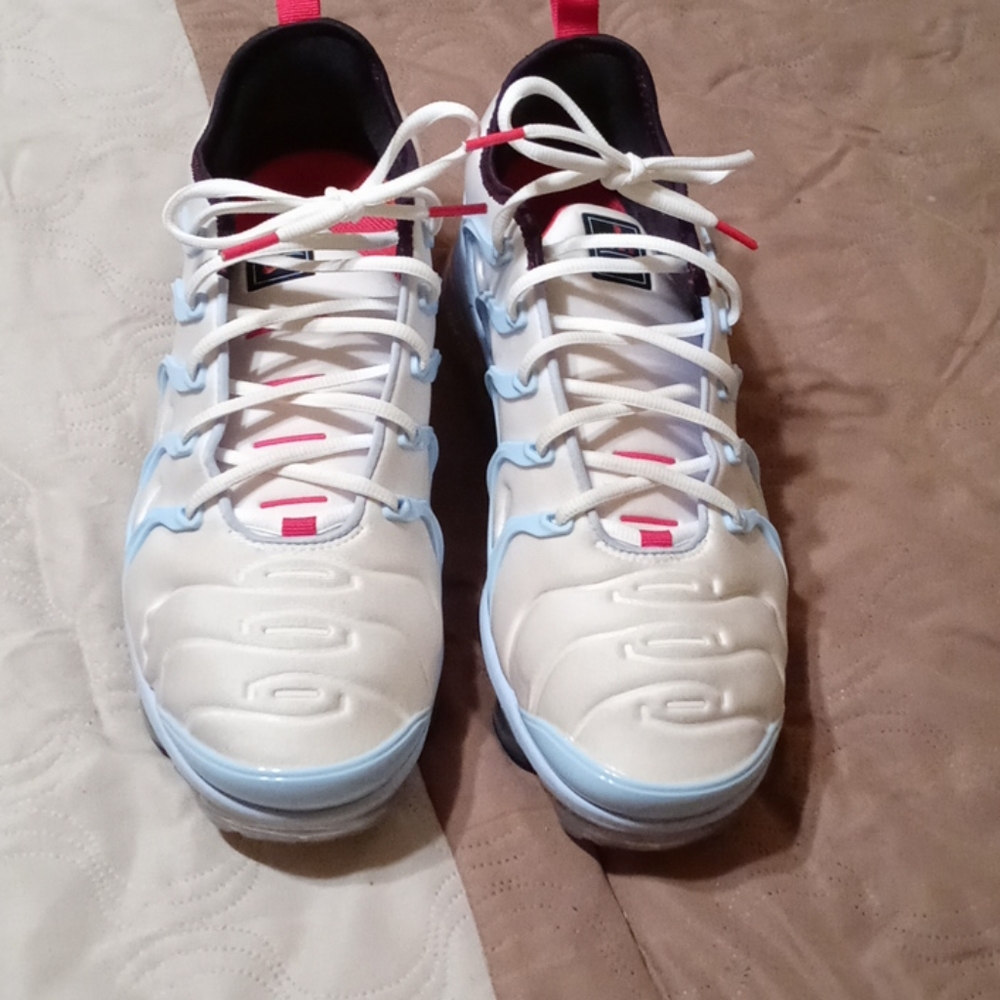 FLAWLESS NIKE VAPORMAX!!! UEC!!! Includes 2 shirts